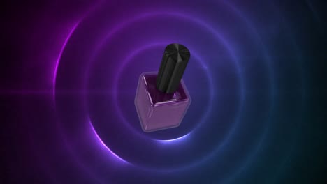 esmalte de uñas púrpura sobre un fondo púrpura