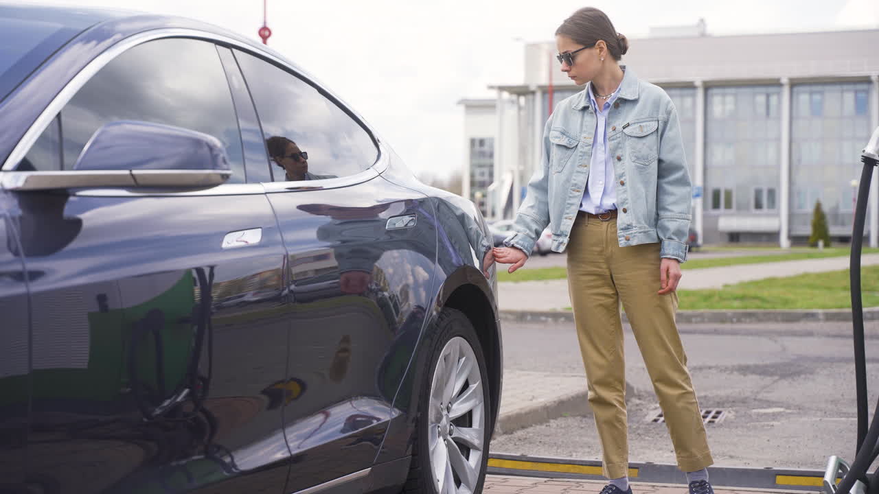 Молодая женщина на открытом воздухе