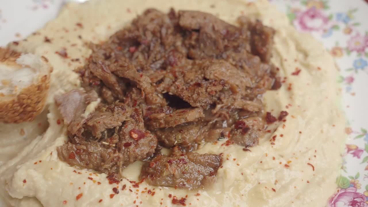 Hummus con carne e pane
