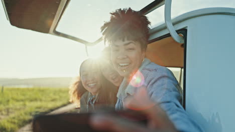 Feliz,-Viaje-Por-Carretera-Y-Amigos-Sonríen-Para-Selfie