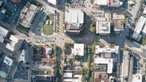 hiperlapso aéreo de tráfico en el centro de chattanooga, intersecciones de calles amplias de mercado