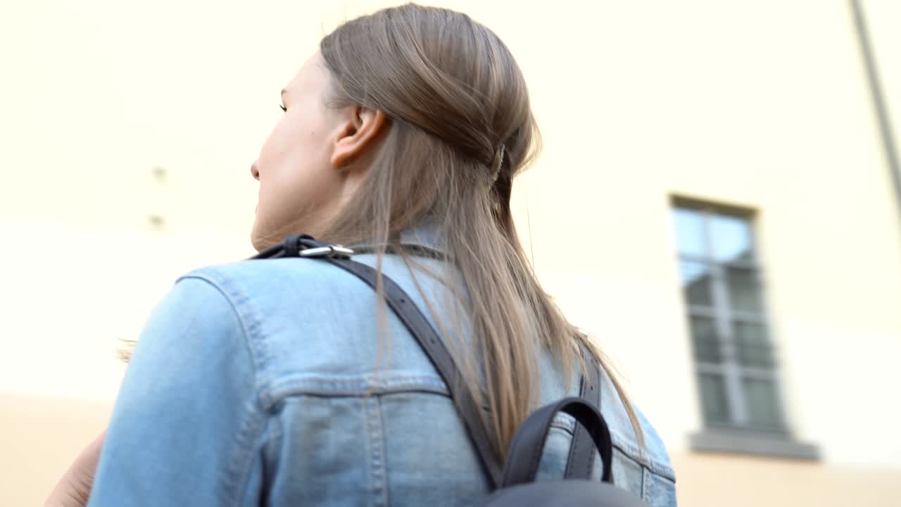 오래된 도시에서 여성 관광객. 카메라가 날아다니고 있습니다.