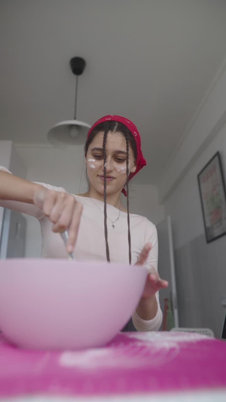 mujer horneando en su cocina