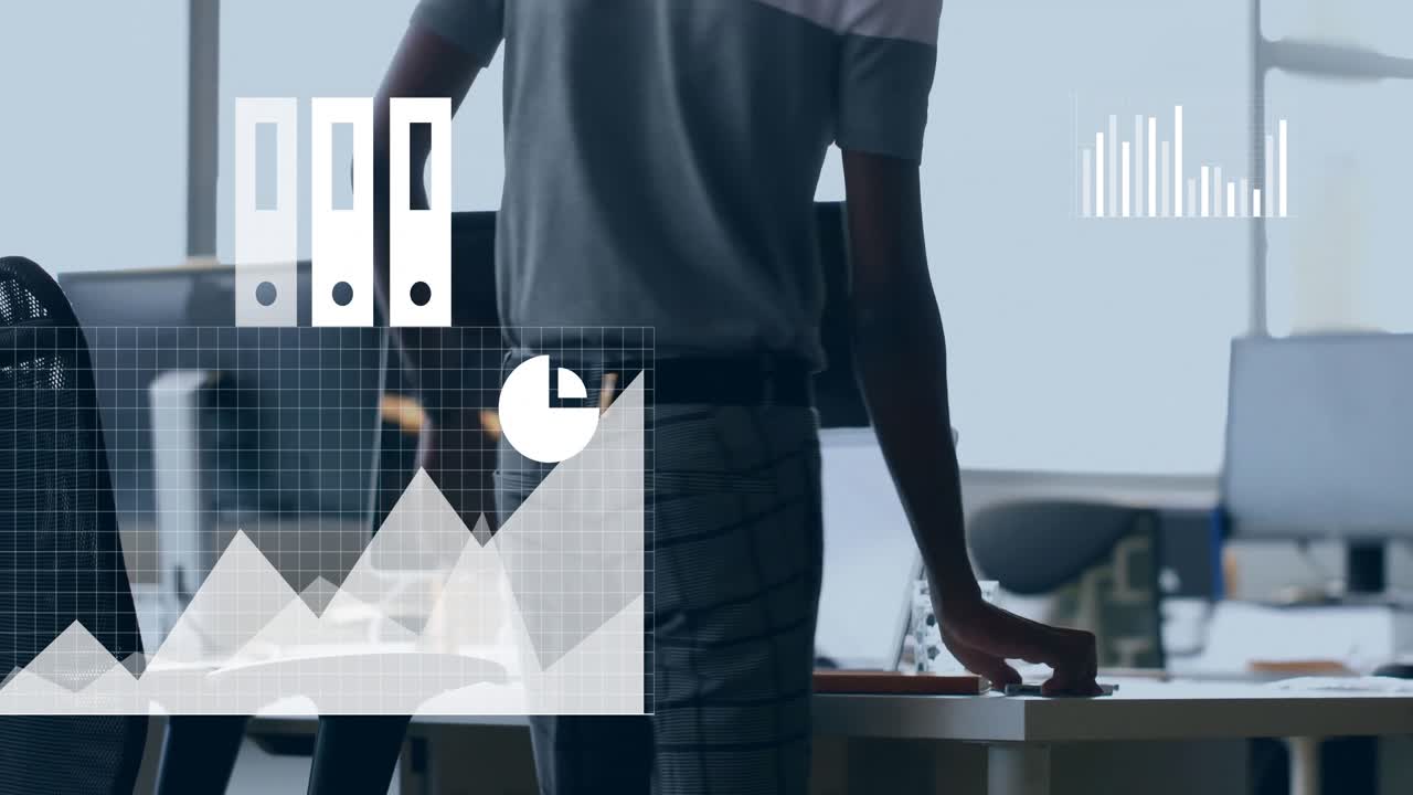 Professionnel des affaires masculin appuyé sur un bureau dans un bureau, montrant des icônes de classeurs et des incrustations de graphiques circulaires.