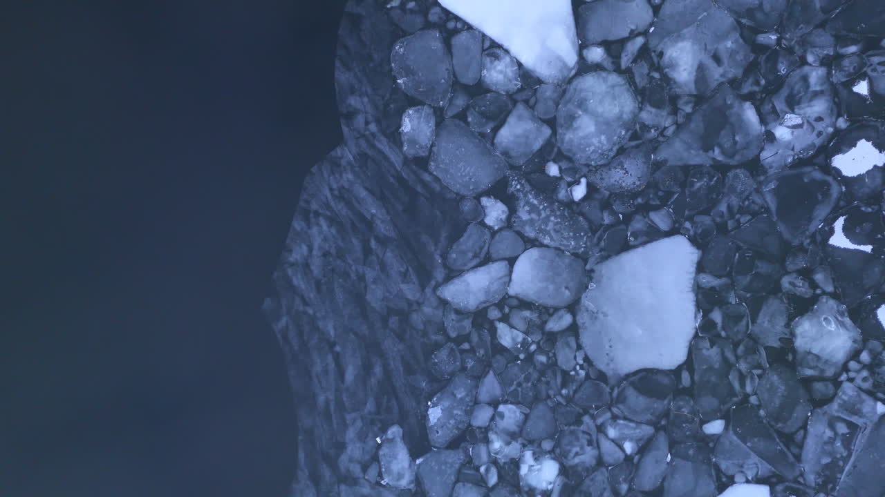 разбитый и тающий полярный лед, плавающий вместе в океане, воздушный подъемник