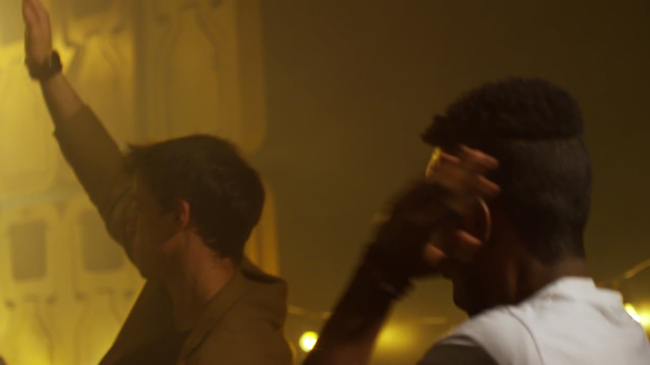 черный мужчина танцует сумасшедший танец.