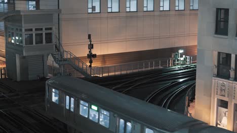 los trenes públicos de chicago en los ferrocarriles por la noche en 4k