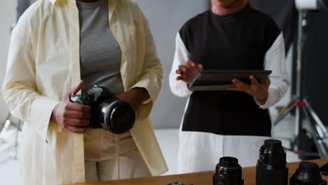 fotógrafos que trabajan en el estudio