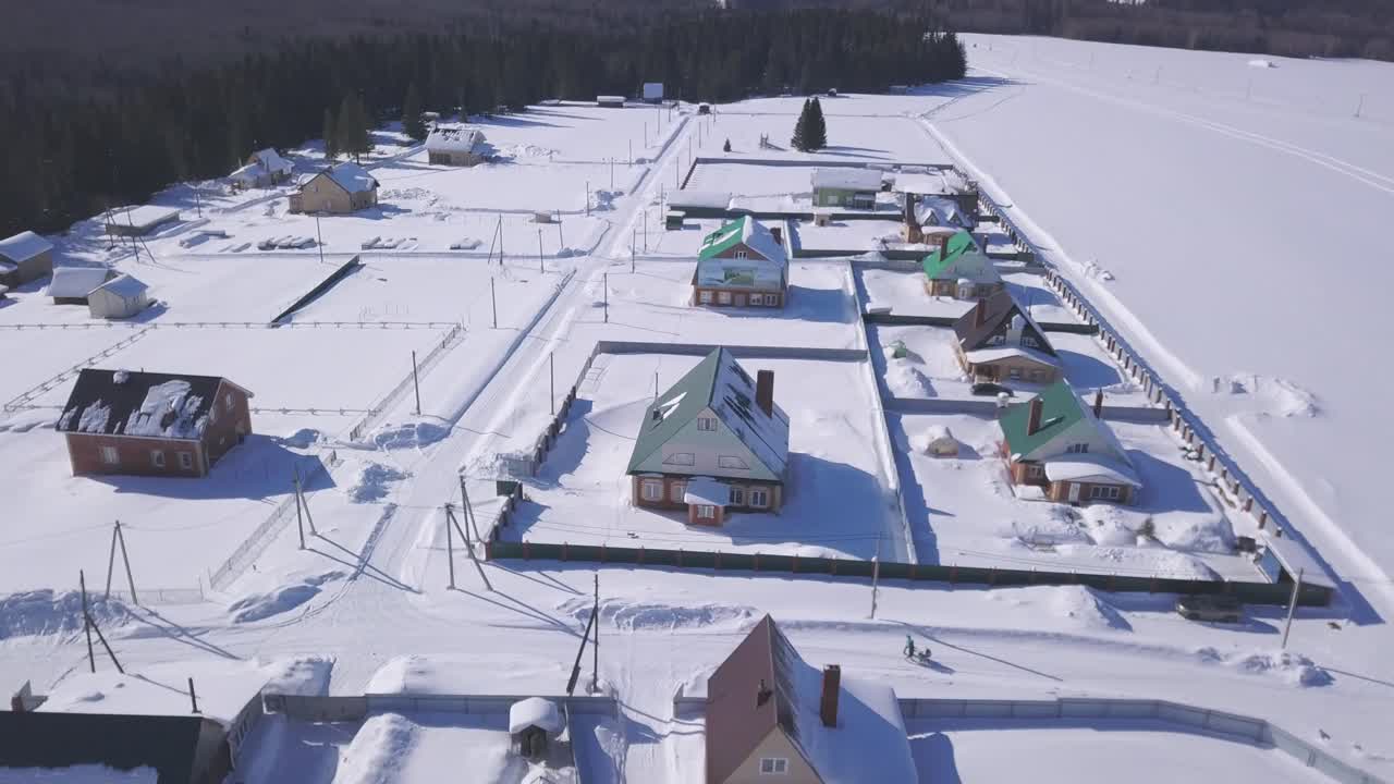 снежные деревенские дома, вид с воздуха