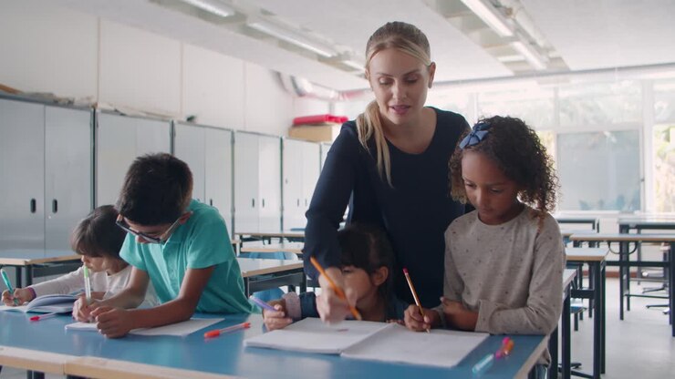 Professora do ensino fundamental verificando tarefa