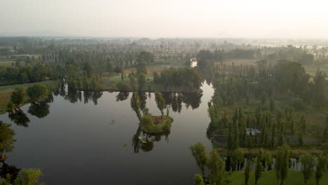 Vista-Rotacional-Al-Amanecer-En-Xochimilco-Mexico