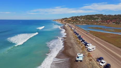 Coches-Estacionados-En-El-Estacionamiento-A-Lo-Largo-De-La-Playa-Estatal-De-Torrey-Pines-En-California,-Estados-Unidos