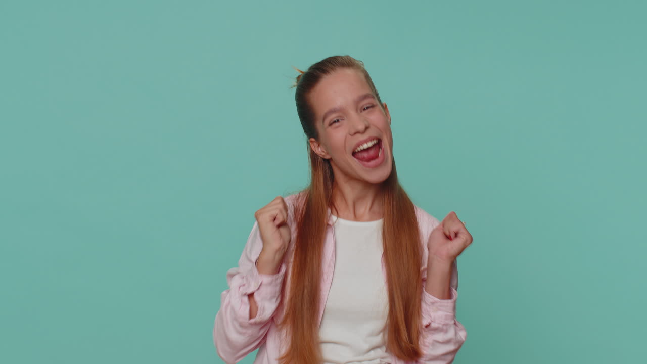 cuenta atrás para la celebración del cumpleaños de vacaciones, adolescente contando en orden inverso de cinco a uno