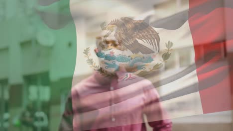 Animación-De-La-Bandera-De-México-Ondeando-Sobre-Un-Hombre-Afroamericano-Con-Mascarilla-En-La-Calle-De-La-Ciudad