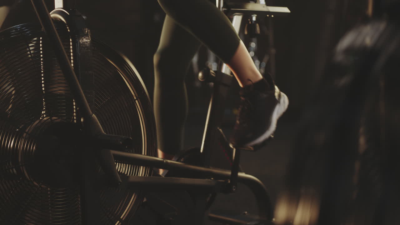 Donna che si allena su una cyclette