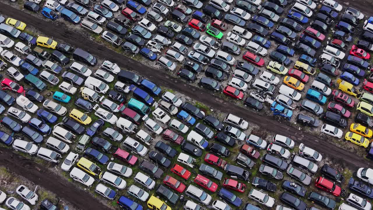 Biler parkeret på et stort område på en losseplads i dagslys