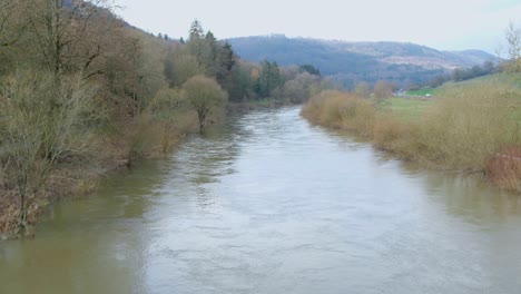 El-Río-Se-Mueve-Lentamente-Hacia-La-Cámara