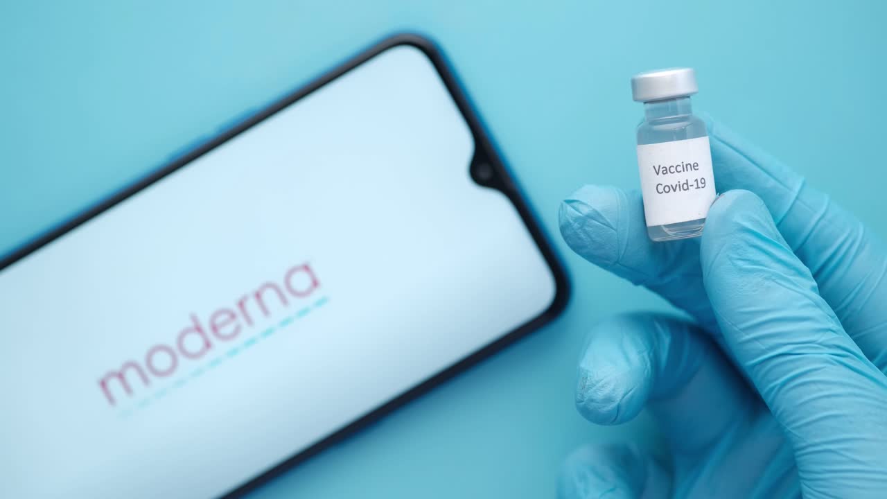 el vial de la vacuna moderna contra el covid-19