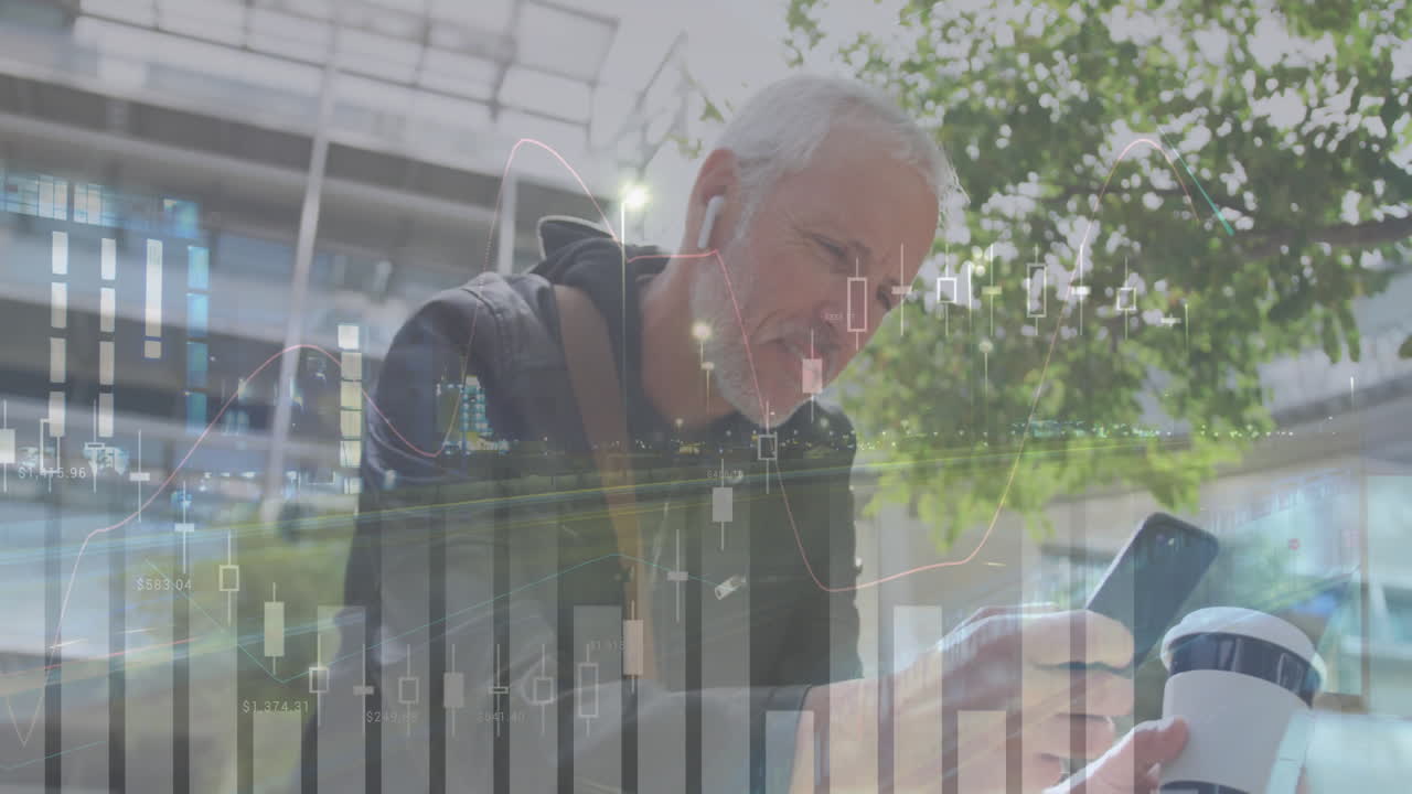 анимация обработки финансовых данных над кавказским человеком со смартфоном на ходу