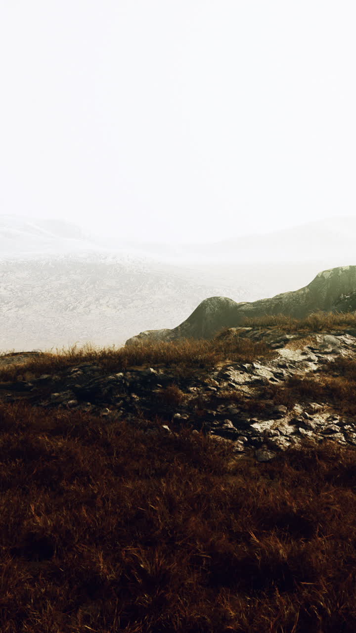 Paisaje montañoso de niebla