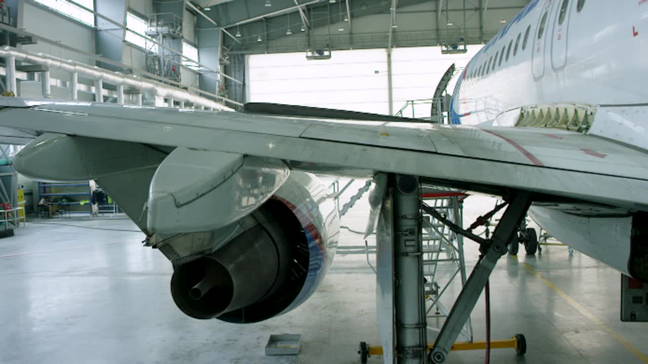 техническое обслуживание самолета в ангаре