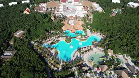 Luftaufnahme-Des-Grand-Palladium-Colonial-Resort-And-Spa,-Luxushotel-An-Der-Playa-Del-Carmen,-Mexiko