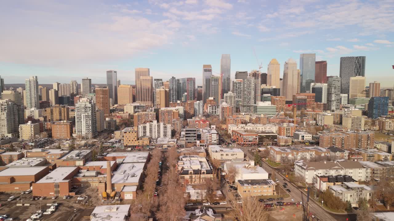 낮에 캘거리 시내의 드론 비행