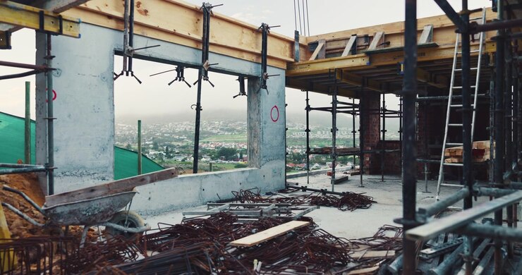 Vista Interior de un Edificio en Construcción con Andamios