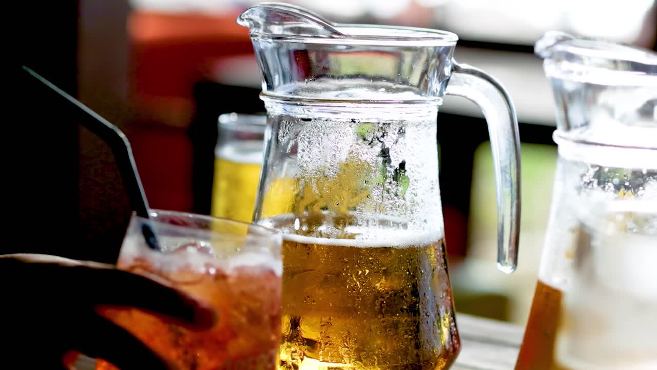 dos personas disfrutando de bebidas en una mesa