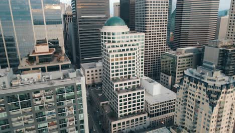 retiro ascendente aéreo de edificios modernos marrones y plateados en el centro de seattle