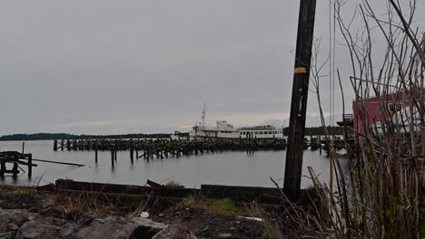 Viejo-Barco-En-El-Empire-Dock-En-Coos-Bay,-Oregon-En-Un-Mal-Tiempo