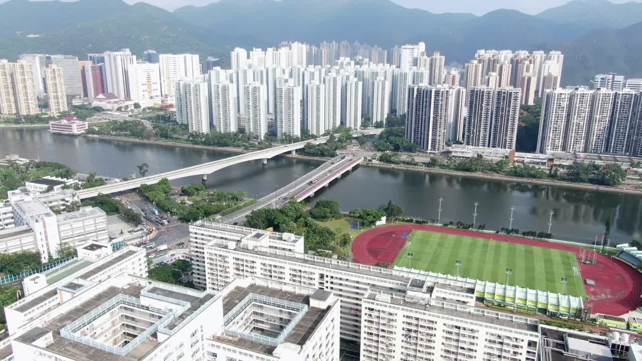 vista aérea de los mega edificios residenciales de sha tin de hong kong con montañas de roca de león en el fondo