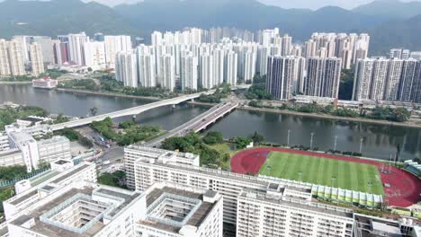 香港沙廷大型住宅大的空中景色,背景是狮子岩山