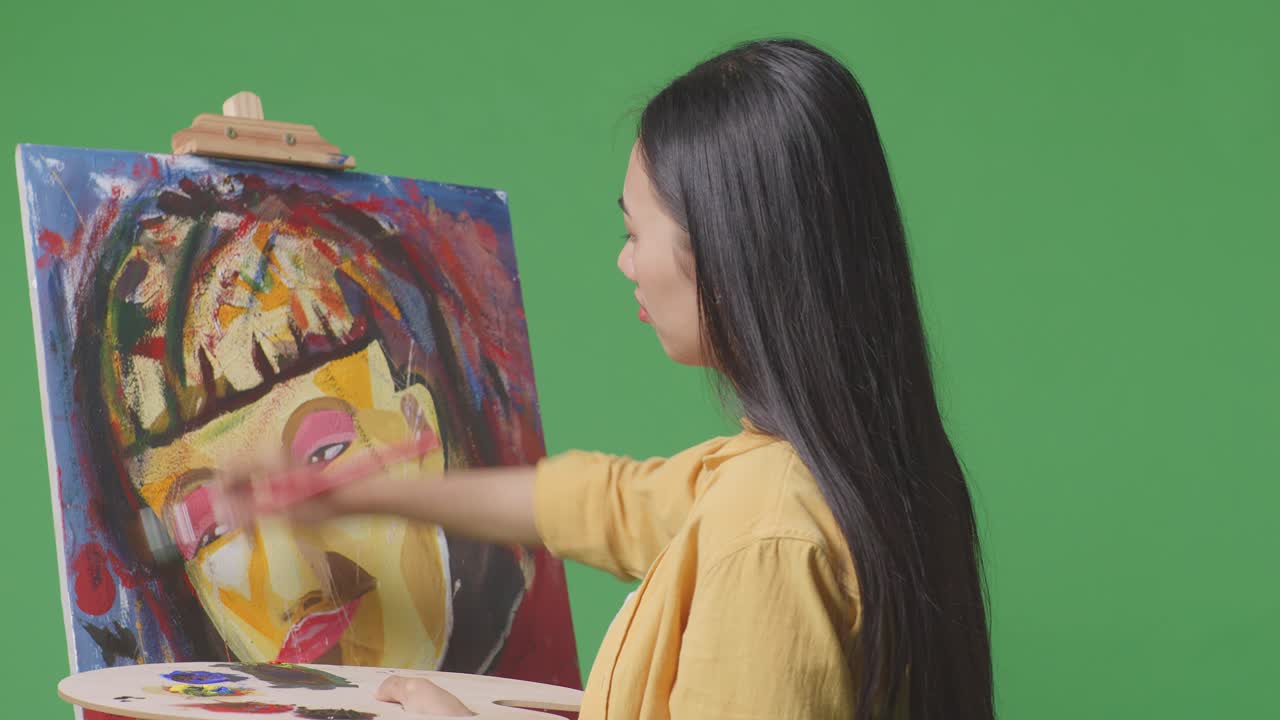 추상적 인 초상화 그림 을 보는 여자