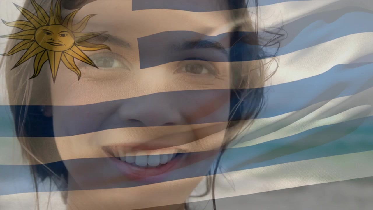 Lächelnde junge Frau, überlagert mit der Flagge Uruguays