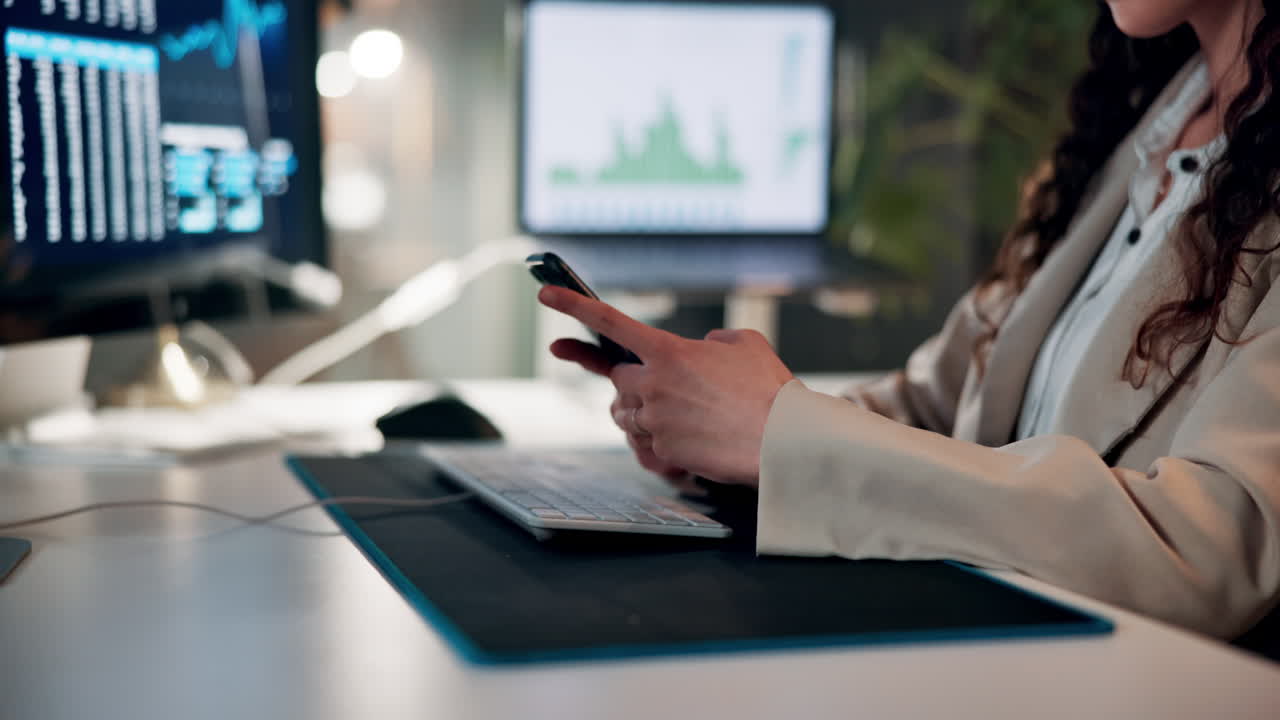 mujer de negocios usando teléfono inteligente en la oficina