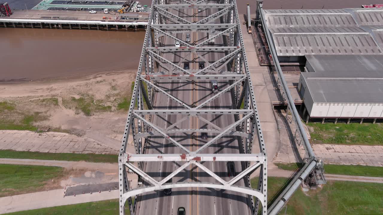 аэрофотосъемка автомобилей, проезжающих по мосту хораса уилкинсона в батон-руж, луизиана