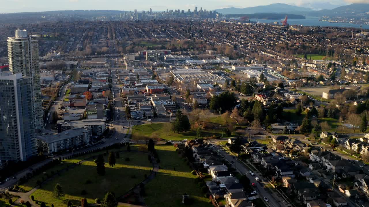 vista escénica de la ciudad urbana y del centro de la ciudad en burnaby - toma aérea