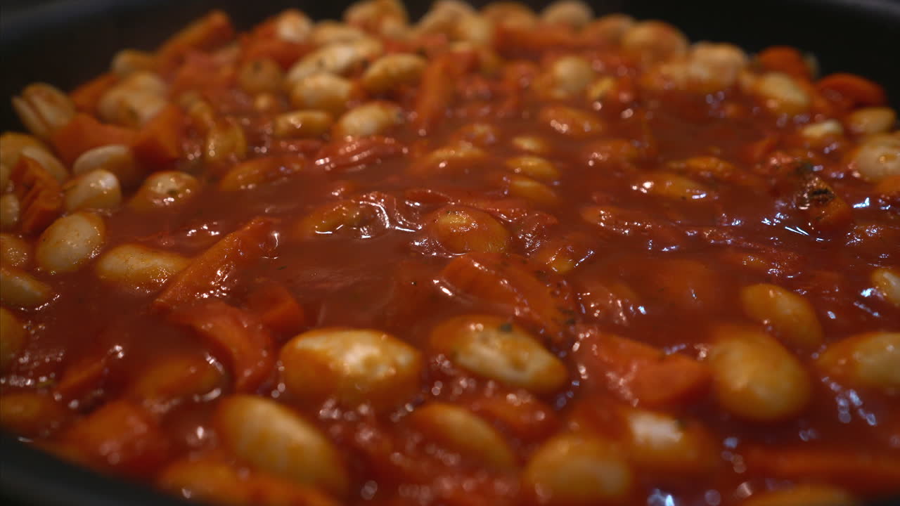 frijoles blancos con salsa de tomate y zanahorias