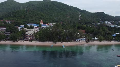 Toma-Aérea-De-Drones-De-Koh-Tao,-Tailandia,-En-El-Sudeste-Asiático,-Complejos-Turísticos-Y-Un-Pequeño-Pueblo-De-Pesca-Y-Buceo-En-Las-Aguas-Azules-Y-La-Jungla