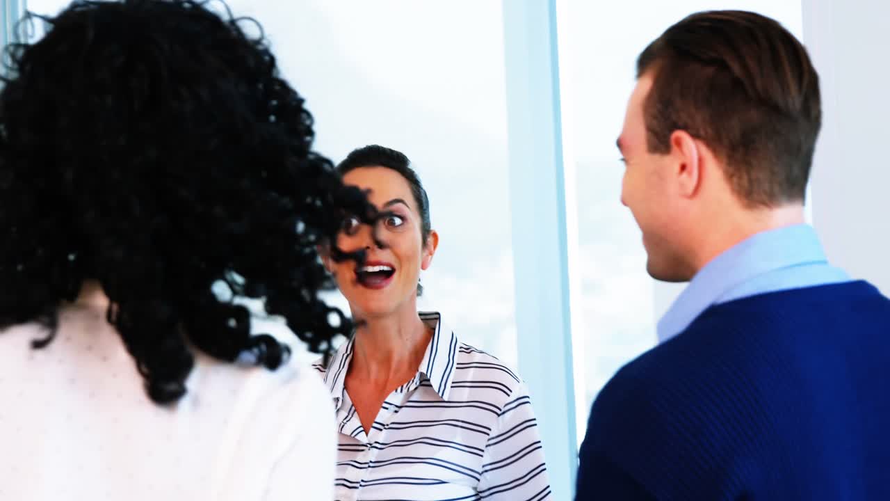 equipo de ejecutivos que interactúan entre sí