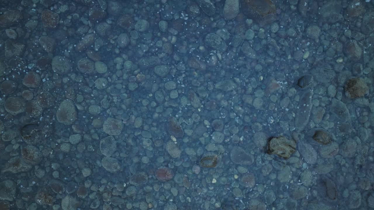 라 보카나 엘  ⁇ 코 엘 살바도르 의 파도 와 바위 를 위 에서 아래 로 드론 으로 보는 모습