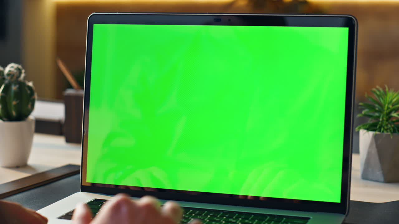 persona irreconocible usando una maqueta de computadora portátil trabajando remotamente en casa de cerca.