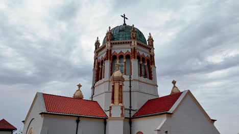 Bis-Zur-Spitze-Der-Kirche-Hinaufsteigen