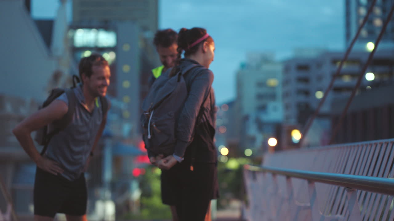 적합 한 운동 선수 들 의 팀 이 스트레칭 을 한다