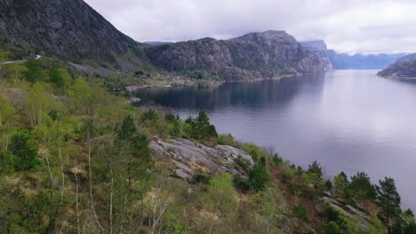 disparo de dron de agua tranquila desde el área de los árboles