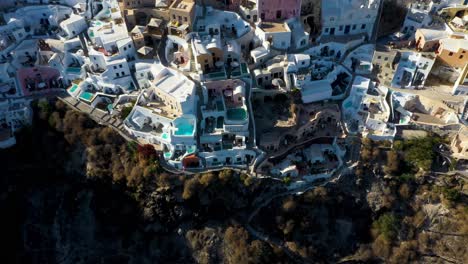 Detaillierte-Nahaufnahme-Von-Oben-Nach-Unten-Auf-Oia-Mit-Weißen-Höhlenhäusern-Und-Villen,-Die-Den-Luxuriösen-Lebensstil-Auf-Santorini,-Griechenland,-Enthüllen