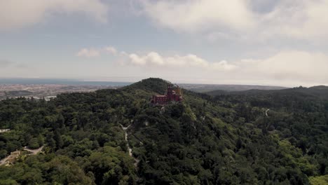 Toma-Panorámica-En-Las-Colinas-De-Sintra-Con-Vistas-Al-Monumento-Histórico-Pena-Palace-Y-Cloudscape