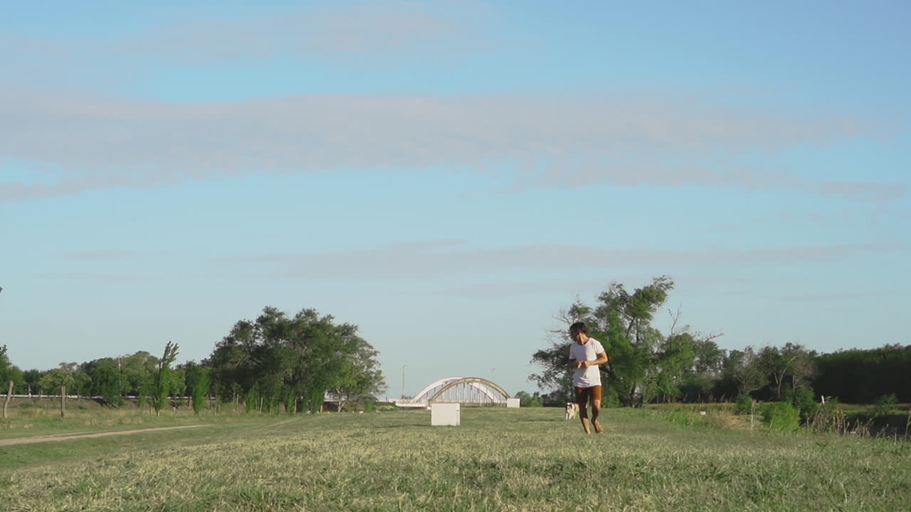 joven corriendo junto a su perro
