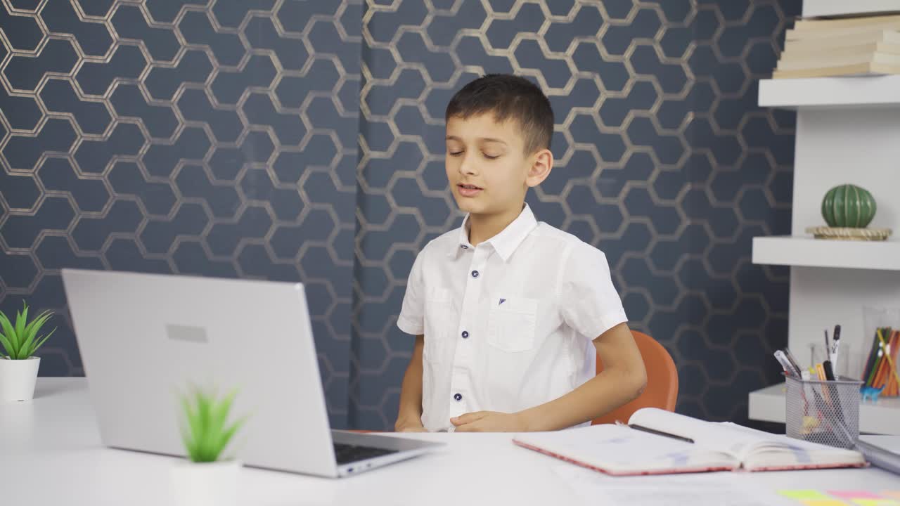 успешный мальчик видит хорошие результаты на ноутбуке.